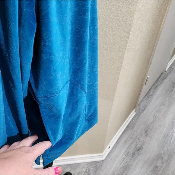 Denim and CO teal floral embossed sweatshirt size large‎ - Picture 4 of 8